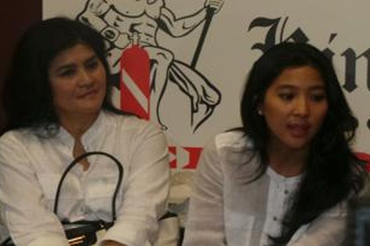 Olivia Zalianty (kanan), yang didampingi oleh ibunya, Tetty Liz Indriati, berbicara dalam jumpa pers di Senayan, Jakarta, Minggu (23/3/2014) malam, mengenai kepergiannya ke Maladewa bersama Ketua DPP Partai Golkar, Abu Rizal Bakrie, dan Marcella Zalianty.
