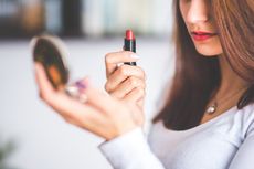 7 Rekomendasi Warna Lipstik untuk Bibir Hitam