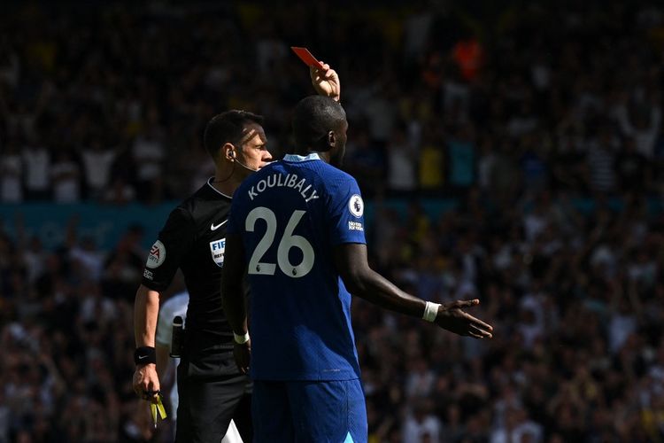Bek Chelsea, Kalidou Koulibaly, menerima kartu merah pada laga Liga Inggris kontra Leeds United di Stadion Elland Road, Minggu (21/8/2022).