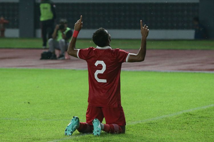 Pemain timnas Indonesia Yakob Sayuri melakukan selebrasi setelah membobol gawang pemain timnas Burundi saat pertandingan FIFA Matchday di Stadion Patriot Candrabhaga, Bekasi, Sabtu (25/3/2023). Indonesia menang 3-1 atas Burundi