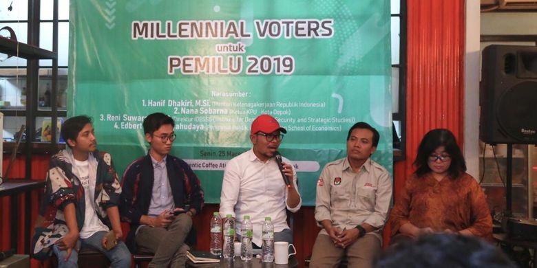 Menteri Ketenagakerjaan (Menaker) Muhammad Hanif Dhakiri (tengah pakai topi) dalam diskusi Millenial Voters untuk Pemilu 2019, di MUG Kafe, Depok, Senin, 25 Maret 2019.

