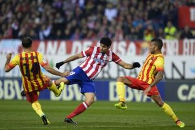 Striker Atletico Madrid, Diego Costa (tengah), mendapat pengawalan dari dua bek Barcelona, Dani Alves (kanan) dan Javier Mascherano (kiri), pada laga Liga BBVA di Stadion Vicente Calderon, Madrid, Sabtu (11/1/2014).