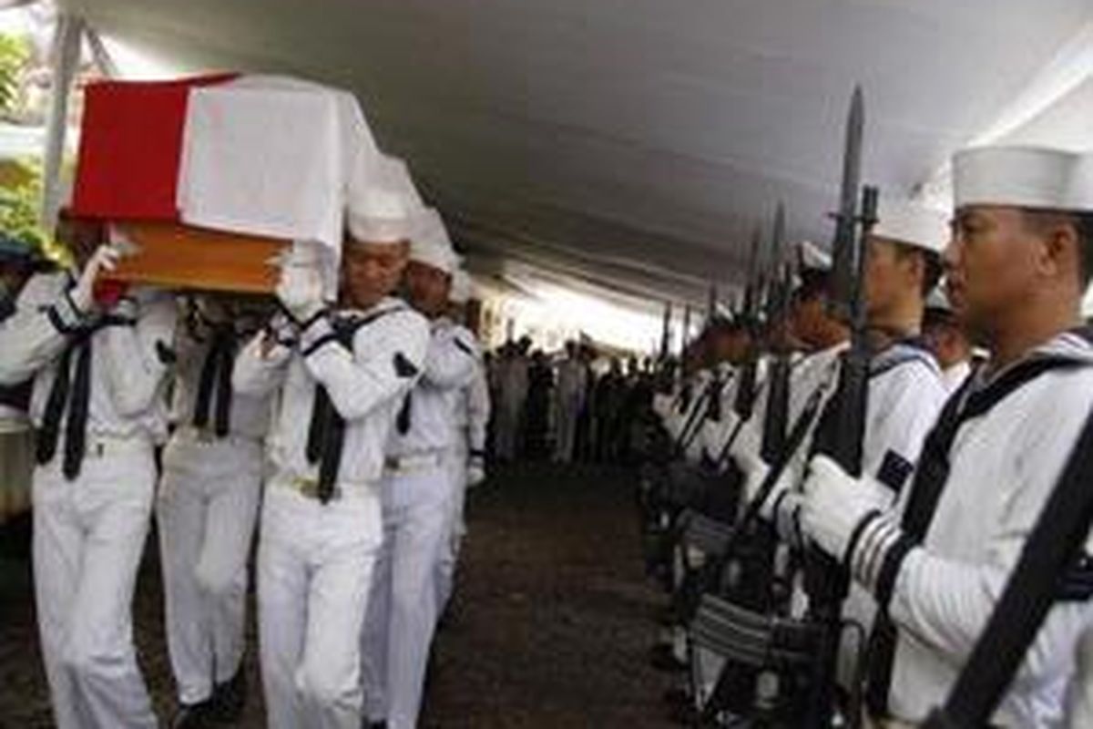 Prosesi militer pelepasan jenazah Laksamana Pertama Tata Aboe Bakar Soerono di Jalan Taman Amir Hamzah No 22, Kelurahan Pegangsaan, Kecamatan Menteng, Jakarta Pusat, Selasa (4/11). Almarhum pernah menjadi tuan rumah saat Barack Obama, calon Presiden AS tinggal di Indonesia tahun 1970-1971. 