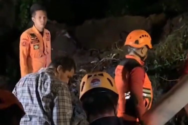Petugas Tim SAR gabungan sedang melakukan proses evakuasi terhadap korban yang tertimbun longsor di salah satu kolam pemancingan di wilayah Kepatihan, Kelurahan Kebon Kelapa, Bogor Tengah, Selasa (11/10/2022).