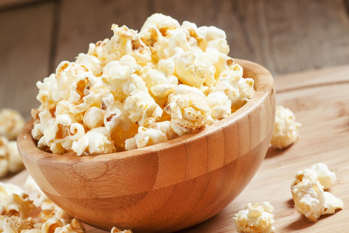 Ilustrasi popcorn di dalam mangkuk. 