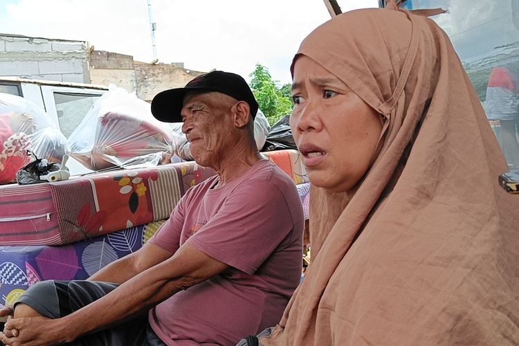 Dewi Marudin (44) salah satu warga di Jalan Songsit Kelurahan Jurumundi, Kecamatan Benda, Kota Tangerang meratapi bangunan liar miliknya yang digusur paksa, Senin (3/10/2022). Dewi mengaku sudah tinggal di daerah itu sejak 27 tahun yang lalu, dan baru kali ini digusur. 