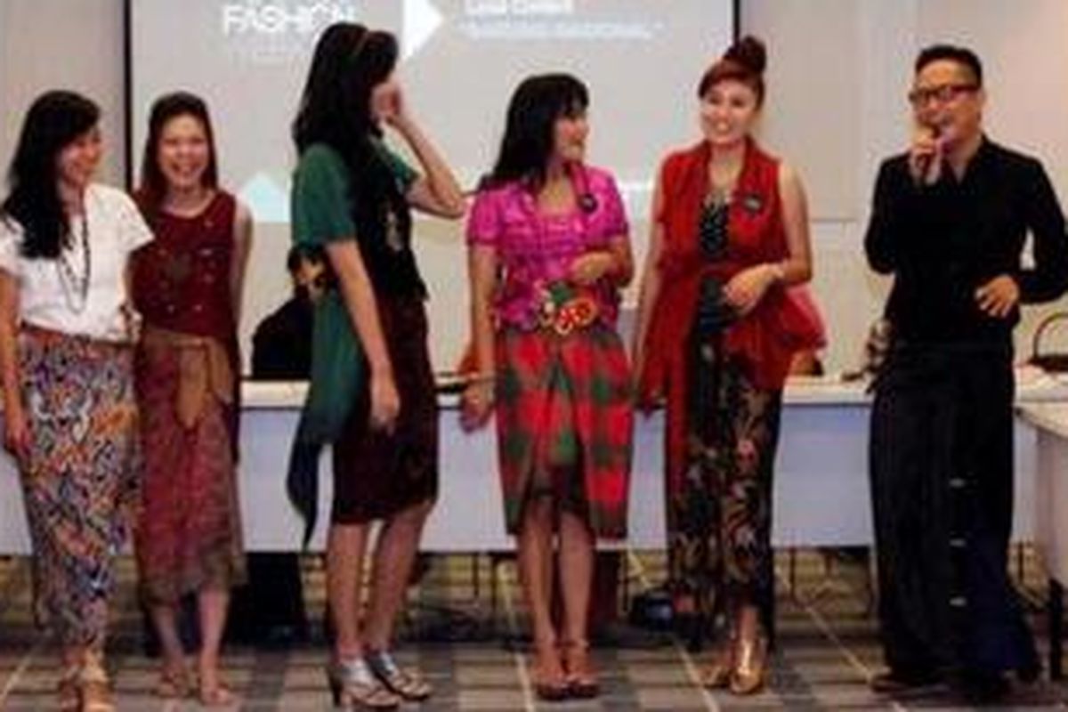 Sarung juga cantik saat dikenakan sebagai bawahan.