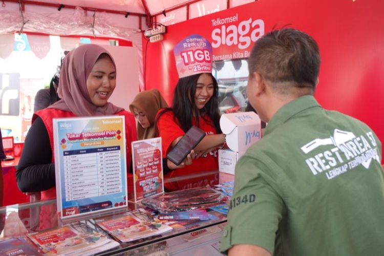 Posko Telkomsel Siaga hadir di KM 57 Karawang Tol Jakarta-Cikampek dengan sederet promo spesial bagi pelanggan yang mudik ke kampung halaman, seperti penukaran poin dengan merchandise eksklusif, paket internet dengan kuota besar, hingga penjualan nomor cantik.
