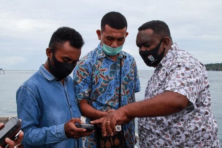 Peserta ajang pencarian sepuluh ilmuwan muda Papua mengikuti pelatihan bersama Jimmy Wanma, peneliti dari Universitas Papua.