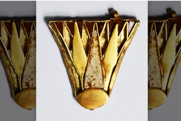 Perhiasan bertahtakan permata ini mirip yang dikenakan Ratu Mesir kuno Nefertiti. Perhiasan itu dikubur bersama 155 orang yang dimakamkan.

