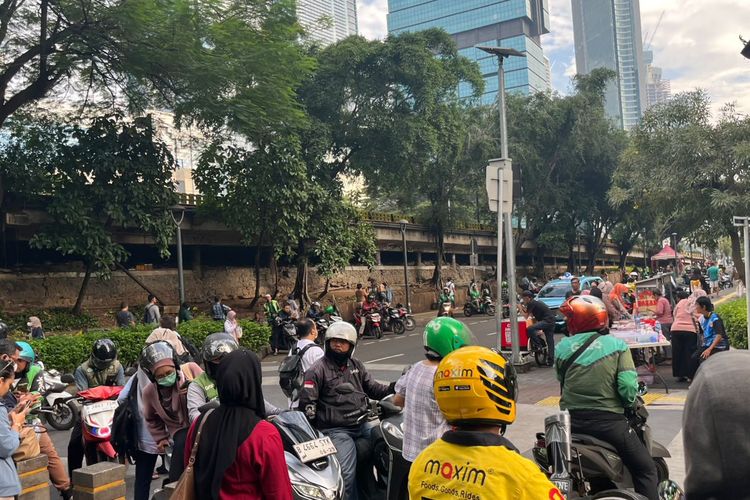 Kebingungan Warga di Sudirman Mencari Ojol yang Tak Kunjung Tiba