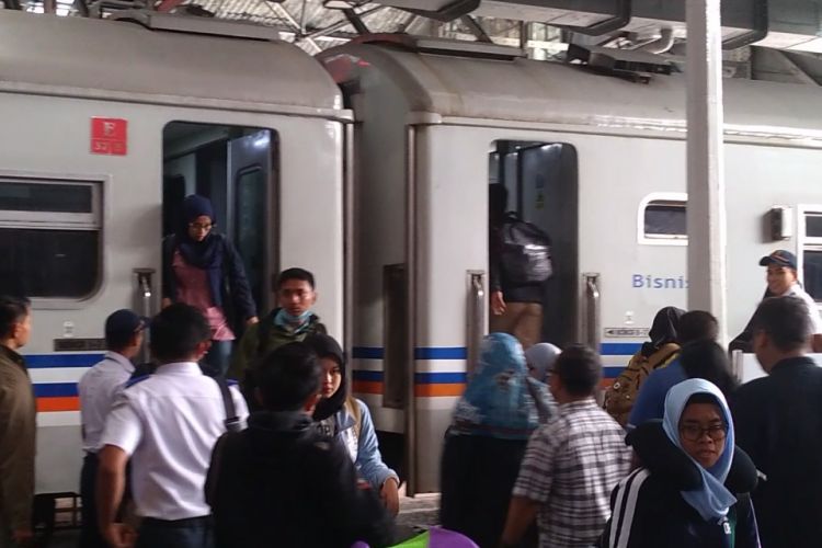 Para penumpang tengah memasuki kereta di Stasiun Bandung, Rabu (2/1/2019).