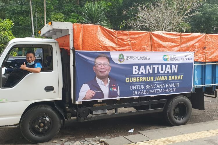 Truk bantuan dari Gubernur Jawa Barat Ridwan Kamil untuk bencana banjir di Garut.