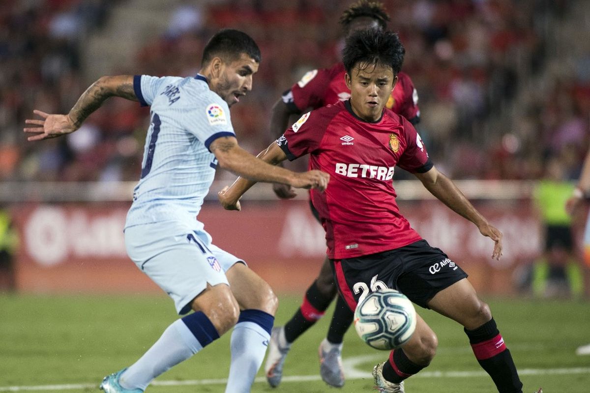 Atletico Madrids Argentinian forward Angel Correa (L) vies with Mallorcas Japanese midfielder Takefusa Kubo during the Spanish league football match between RCD Mallorca and Club Atletico de Madrid at the Iberostar estadi stadium in Palma de Mallorca on September 25, 2019. (Photo by JAIME REINA / AFP)