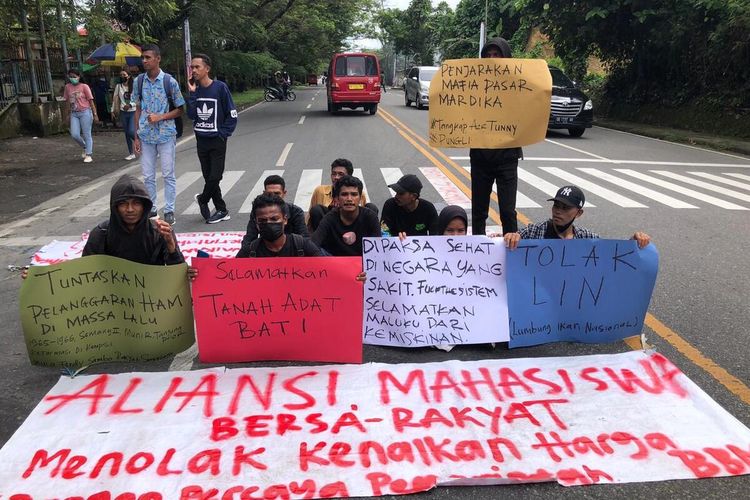 Mahasiswa Universitas Pattimura Ambon membakar ban bekas dan memblokade sebagian ruas jalan Ir M Putuhena di depan kampus saat menggelar aksi demo menolak kenaikan BBM, Jumat (9/9/2022)