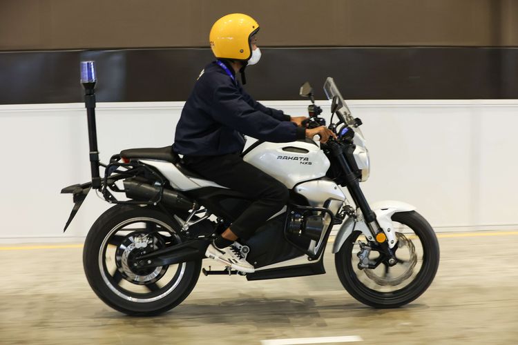 Pengunjung mendapat kesempatan mencoba sepeda motor listrik di ajang Periklindo Electric Vehicle Show (PEVS) 2022 di JIExpo Kemayoran, Kamis (28/7/2022). Motor dan sepeda listrik yang bisa dicoba antara lain Gesits GI, Rakata NX8 dan NX3, Rakata OYIKA 59, U Win, serta Fly DF-5.