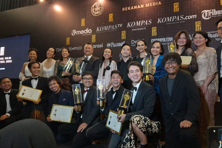 Penyalin Cahaya meraih Piala Citra Film Cerita Panjang Terbaik di acara Malam Anugerah Festival Film Indonesia (FFI) 2021 di Jakarta Convention Centre (JCC), Rabu (10/11/2021).