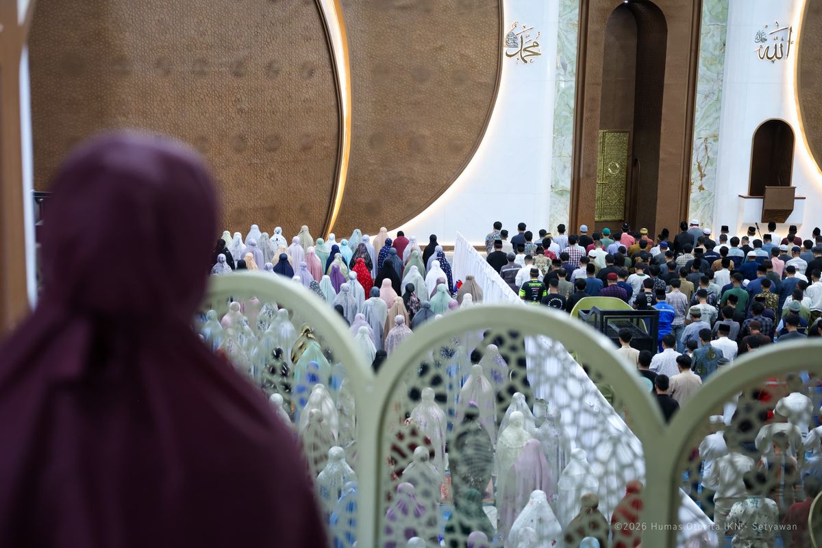 Di bawah kubah berbentuk sorban yang kini berdiri kokoh sebagai tengaran baru peradaban, Masjid Negara Ibu Kota Nusantara (IKN) mulai bernafas.

