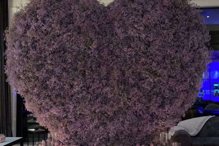 Dekorasi bunga di rumah Kylie Jenner di Calabasas, California, AS, untuk merayakan Hari Ayah bagi Travis Scott.