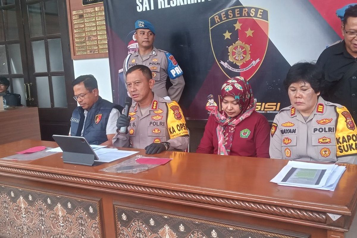 Kapolrestabes Bandung Kombes Budi Sartono tengah menjelaskan kronologi tewasnya mahasiswi UPI yang jatuh dari lantai 2 Gimnasium UPI, di Mapolrestabes Bandung, Sabtu (28/12/2024).