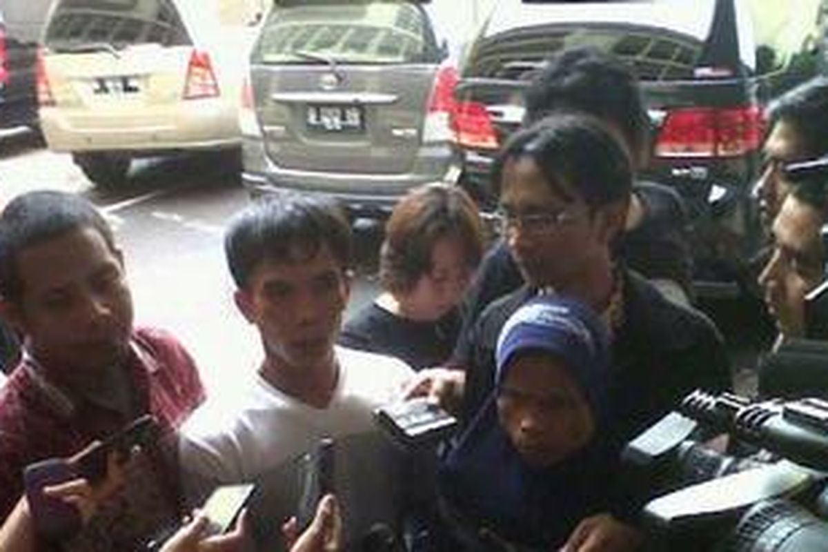 Rombongan keluarga dari dua tahanan remaja yang tewas di Polsek Sijunjung, Sumatera Barat Faisal dan Budri mendatangi Badan Reserse dan Kriminal Polri, pada Kamis (12/1/2012) untuk melaporkan dugaan kekerasan pada kedua tahanan tersebut. Ibu keduanya Faisal, Samsidar (tengah), Kakak mereka, Didi Firdaus (kaos putih), Vino Oktavia (kanan) dan Kadir Wokanubun (kiri).    