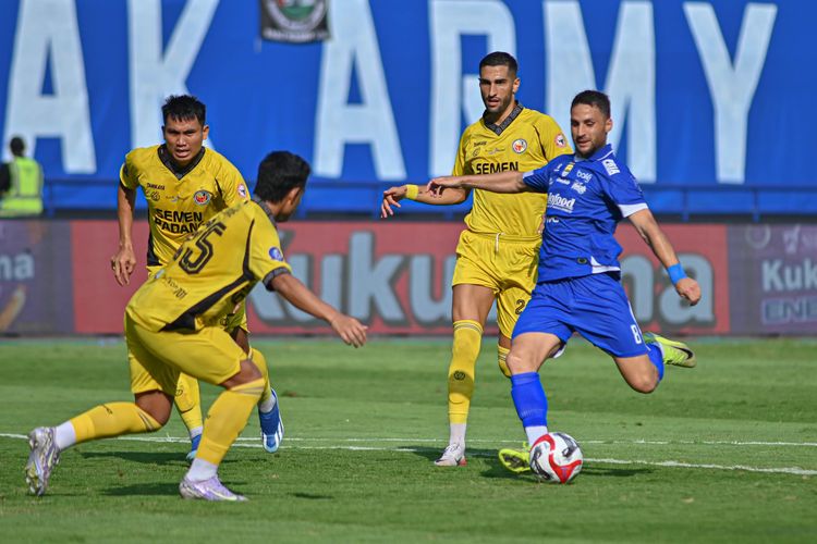 Aksi Luciano Guaycochea dalam laga pekan pertama Super League 2025-2026 antara Persib vs Semen Padang di Stadion Gelora Bandung Lautan Api, Sabtu (9/8/2025).