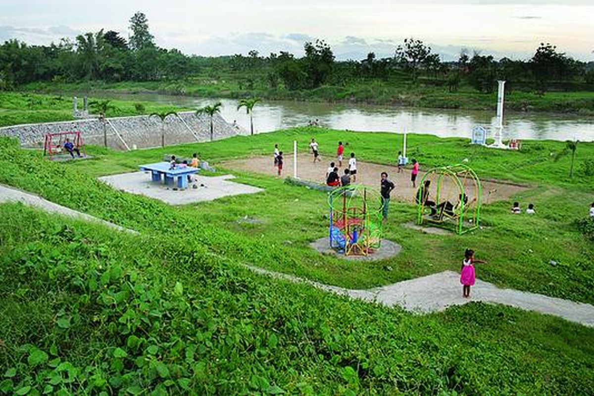 Sejumlah warga bermain dan bercengkerama di taman yang menjadi bagian dari percontohan urban forest di Pucangsawit, Jebres, Kota Solo, Jawa Tengah, Jumat (23/3). Daerah bantaran Bengawan Solo ini dulu dipadati rumah-rumah penduduk. Kini, para penghuninya telah direlokasi dan mereka tidak lagi kebanjiran.