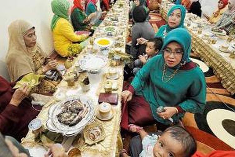 Para tamu undangan menikmati aneka makanan dalam upacara malam pacar pesta pernikahan adat di Kabupaten Pangkajene Kepulauan (Pangkep), Sulawesi Selatan.
