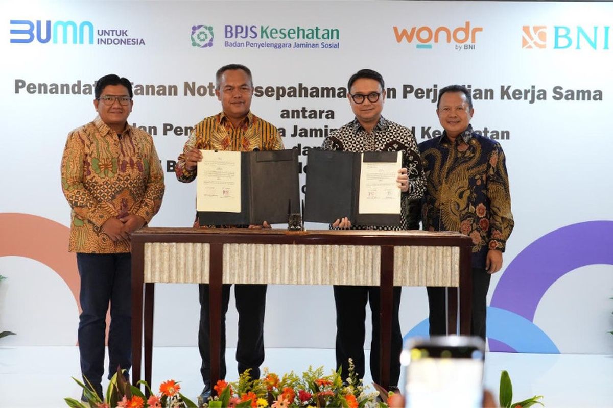 Direktur Keuangan dan Investasi BPJS Kesehatan Arief Witjaksono Juwono Putro (kedua kiri) bersama Direktur Institutional Banking BNI Munadi Herlambang (kedua kanan) menunjukkan dokumen usai penandatanganan kerja sama di Jakarta, Rabu (16/10/2024). Kolaborasi ini bertujuan untuk memudahkan pembayaran iuran JKN melalui layanan perbankan, seperti autodebit, guna meningkatkan kenyamanan dan keaktifan peserta JKN 