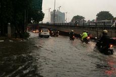 Hujan Deras Timbulkan Genangan di Jalan Gatot Subroto