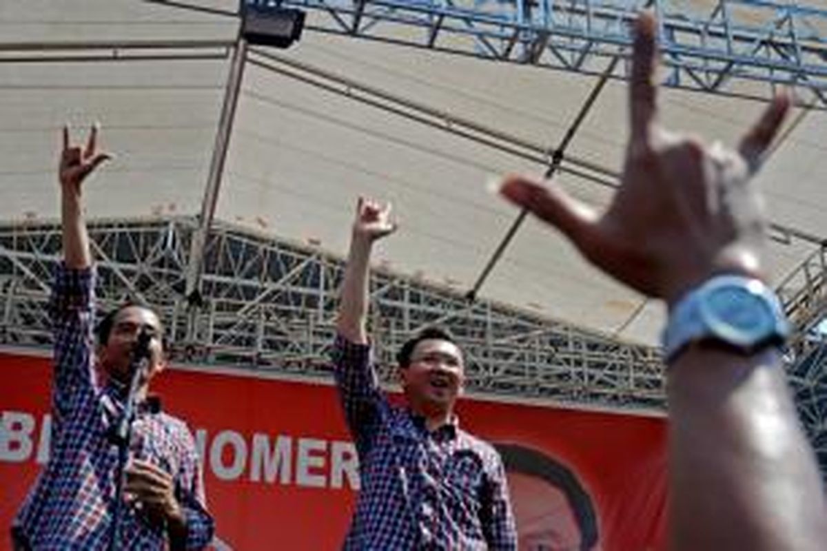 Cagub DKI Jakarta Joko Widodo (kiri), Cawagub DKI Jakarta Basuki Tjahaja Purnama (kanan) saat menghadiri kampanye terbuka di Parkir Timur Senayan, Jakarta, Minggu (1/7/2012). Dalam pidatonya Jokowi menyesalkan dana APBD DKI Jakarta saat ini yang tidak tepat guna. 