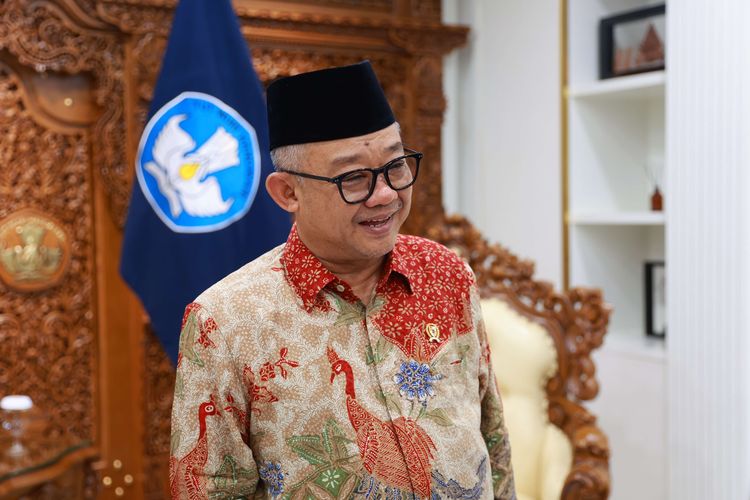 Menteri Pendidikan Dasar dan Menengah Abdul Mu'ti, saat diwawancarai Kompas.com dalam program Naratama di Gedung Kemendikdasmen, Jakarta Pusat, Jumat (17/10/2025).
