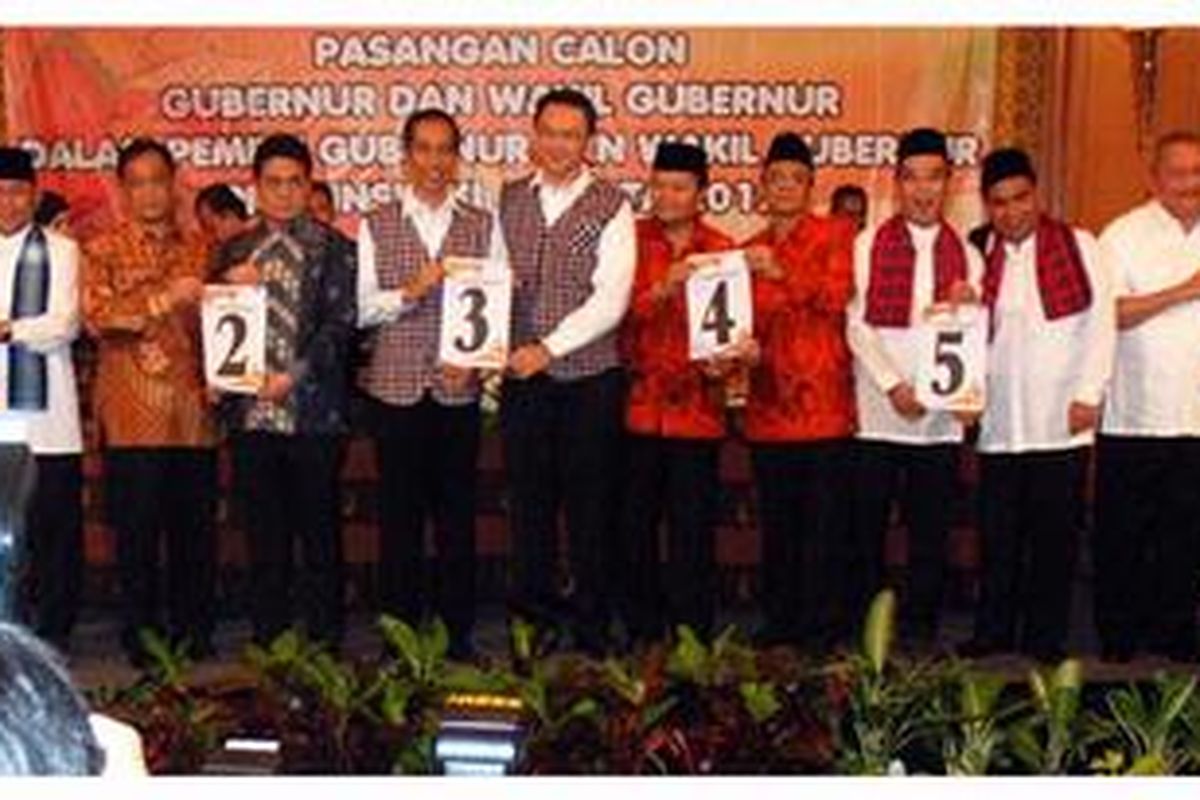 Calon Gubernur (Cagub) dan Calon Wakil Gubernur (Cawagub) DKI Jakarta berfoto bersama memperlihatkan nomor urut yang didapatkannya di acara penentuan dan penetapan nomor pasangan Cagub dan Cawagub Pilkada DKI Jakarta di Hotel Sultan, Senayan, Jakarta, Sabtu (12/5/2012). Nomor urut 1 adalah pasangan Fauzi Bowo-Nachrowi Ramli, 2 Hendardji-Ahmad Riza, 3 Joko Widodo-Basuki Purnama, 4 Hidayat Nur Wahid-Didik Rachbini, 5 Faisal Basri-Biem Benyamin, dan 6 Alex Noerdin-Nono Sampono.
