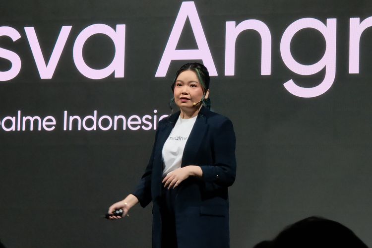 Public Relations Manager Realme Indonesia, Krisva Angnieszca saat mempresentasikan spesifikasi Realme 12 5G series dalam sebuah acara peluncuran yang berlangsung di Thamrin, Jakarta Pusat pada Kamis (29/2/2024)