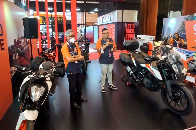 Booth KTM dan Husqvarna di Indonesia Motorcycle Show (IMOS) 2022
