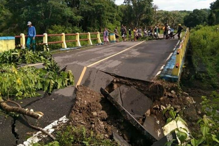 Kondisi jembatan Loke Tepa di Pulau Babar, Kabupaten Maluku Barat Daya ambrol dan nyaris terputus, Rabu (22/12/2021). Jembatan itu mengalami kerusakan setelah cuaca buruk dan hujan deras mengguyur kawasan itu sejak beberapa hari terakhir