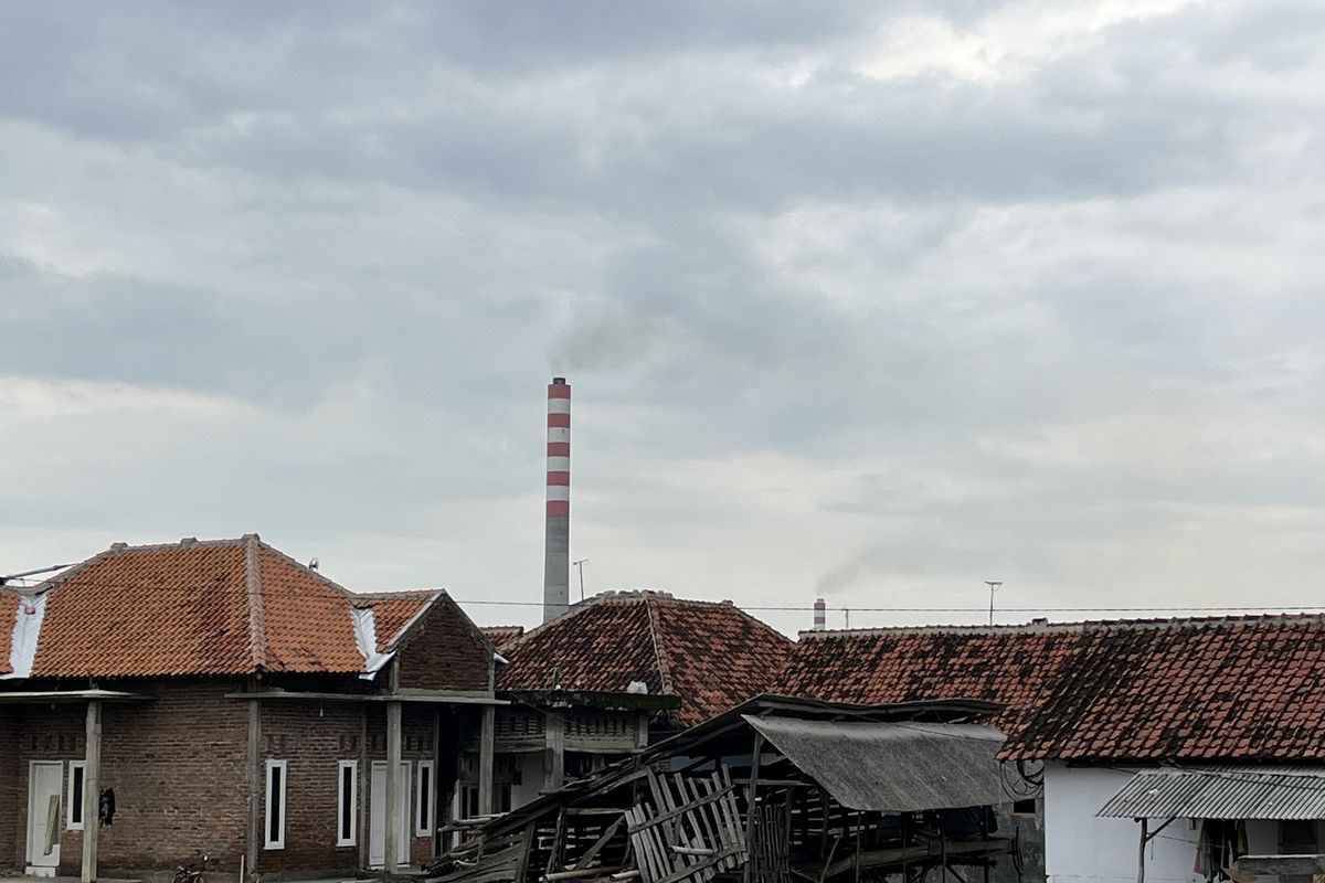 Cerobong asap dari Pembangkit Listrik Tenaga Uap (PLTU) Cirebon-1 terlihat dari permukiman warga di Desa Citemu, Kecamatan Mundu, Kabupaten Cirebon, Jawa Barat, Minggu (11/1/2026). Serangan AS dan Israel ke Iran sejak Sabtu (28/2/2026) memicu lonjakan harga minyak global. Lantas, apa hal itu picu transisi energi di Indonesia?