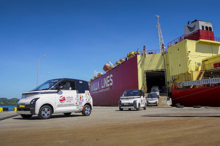 Selepas kapal pengangkut kendaraan bersandar di pelabuhan, 50 unit Air ev secara berkelompok diturunkan dan diantarkan ke Wuling Labuan Bajo Pool. Seluruh unit yang didatangkan ke Labuan Bajo ini merupakan Air ev varian Long Range dengan kelir bodi Pristine White. Mobil listrik Wuling ini mampu menempuh jarak hingga 300 km dalam satu kali pengisian baterai penuh sehingga sesuai untuk memenuhi kebutuhan mobilitas para delegasi nantinya