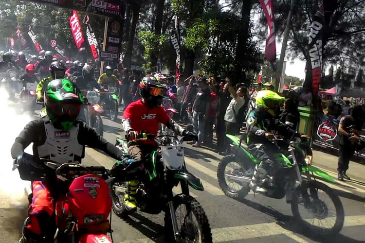 Ribuan off-roader dengan motor trail start dari depan rumah dinas Bupati Kulon Progo di ajang Jogja Hard Enduro VI. 