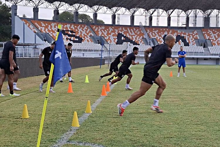 Suasana latihan Malut United di Stadion Segiri, Samarinda, Kalimantan Timur, Jumat (22/5/2026) jelang laga Super League 2025-2026 melawan Borneo FC.