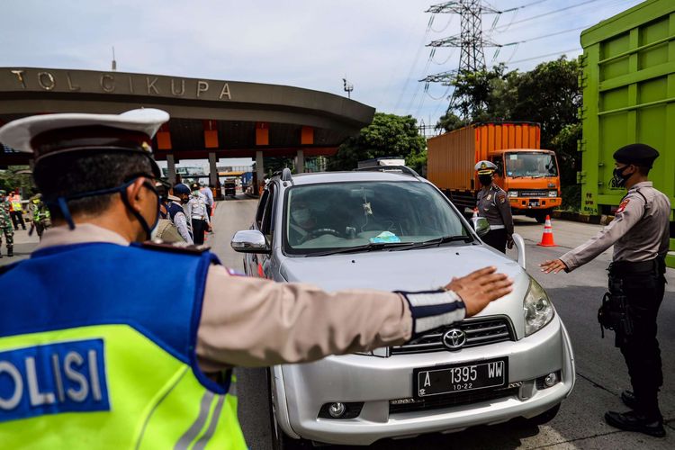 Petugas gabungan memeriksa kendaraan di gerbang tol Cikupa, Kabupaten Tangerang, Banten, Kamis (28/5/2020). Selama operasi pemeriksaan kepada masyarakat dari luar Jabodetabek yang ingin masuk ke Jakarta diharuskan menunjukkan SIKM, berdasarkan peraturan gubernur (Pergub) Nomor 47 Tahun 2020 yang mewajibkan membawa SIKM sebagai syarat memasuki wilayah Jakarta.