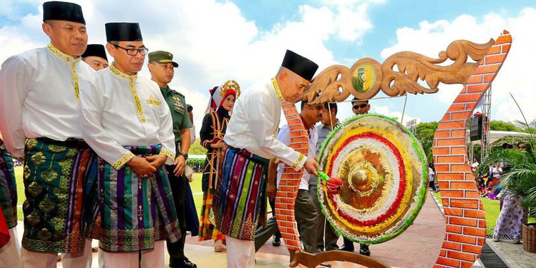 Gubernur Provinsi Riau Arsyadjuliandi Rachman membuka secara resmi Festival Pacu Jalur, Rabu (23/8/2017). Festival Pacu Jalur diikuti lebih dari 12.000 pedayung yang tergabung dalam 193 jalur, istilah untuk tim yang ikut berlomba. Lomba berlangsung di Tepian Narosa Teluk Kuantan, Kabupaten Kuantan Singingi, 23-26 Agustus 2017. 