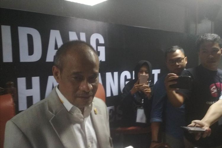 Ketua Pansus Hak Angket DPRD Sulawesi Selatan Kadir Halid saat diwawancara usai memeriksa gubernur Sulawesi Selatan Nurdin Abdullah di gedung DPRD Sulsel, Makassar, Kamis (1/8/2019) malam.