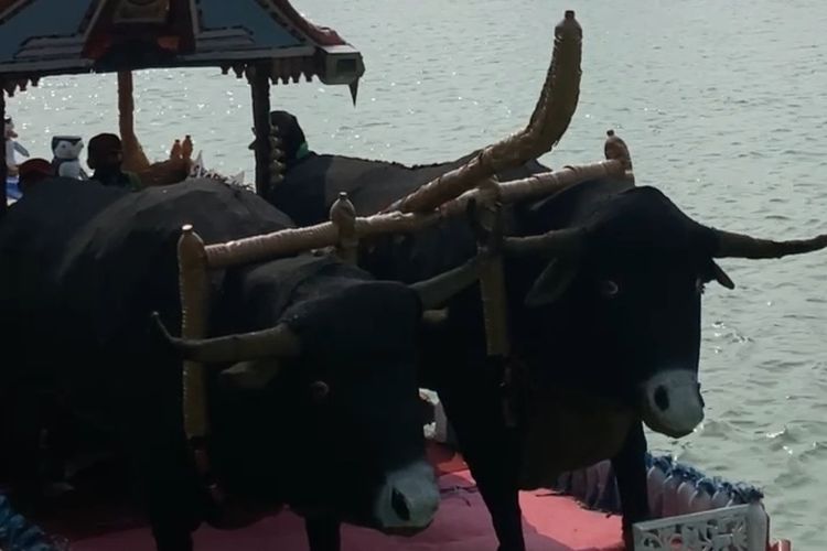 UPS Badan Air Koja Jakut Sulap 1.000 Botol Plastik Bekas Jadi Perahu Banteng Kembar