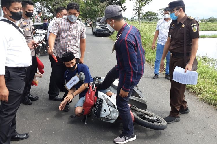 Reka ulang pembunuhan seorang laki-laki yang ditemukan tewas dalam selokan di Kendal, Jawa Tengah.