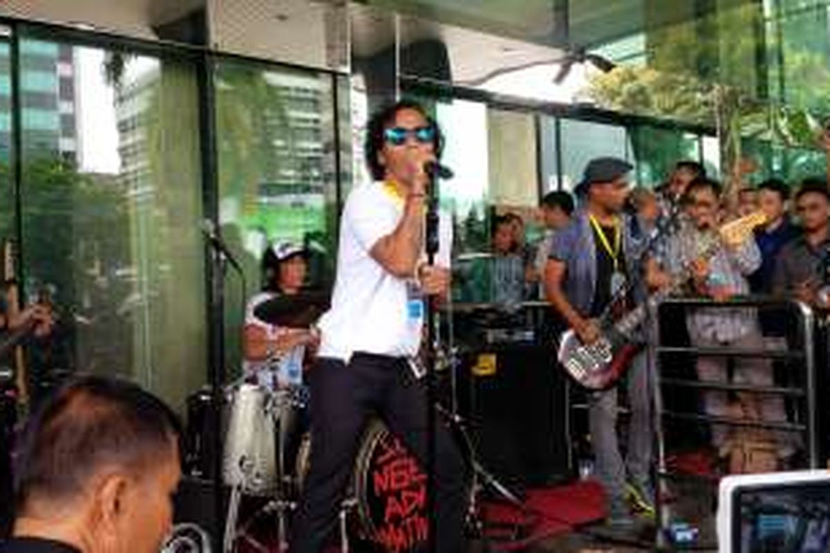 Slank yang digawangi oleh Kaka (vokal), Bimbim (drum), Ivanka (bas), dan Ridho (gitar) manggung di Gedung Komisi Pemberantasan Korupsi (KPK), Kuningan, Jakarta Selatan, Senin (21/2/2016). Mereka hendak menyuarakan penolakan terhadap revisi UU KPK.