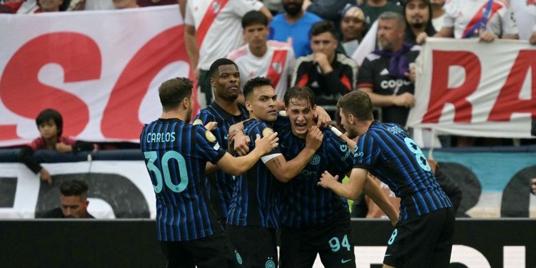 Francesco Pio Esposito (94) merayakan gol dengan rekan satu timnya dalam pertandingan sepak bola Piala Dunia Antarklub 2025 Grup E antara Inter Milan vs River Plate di Stadion Lumen Field di Seattle pada 25 Juni 2025. (Foto oleh JUAN MABROMATA / AFP)