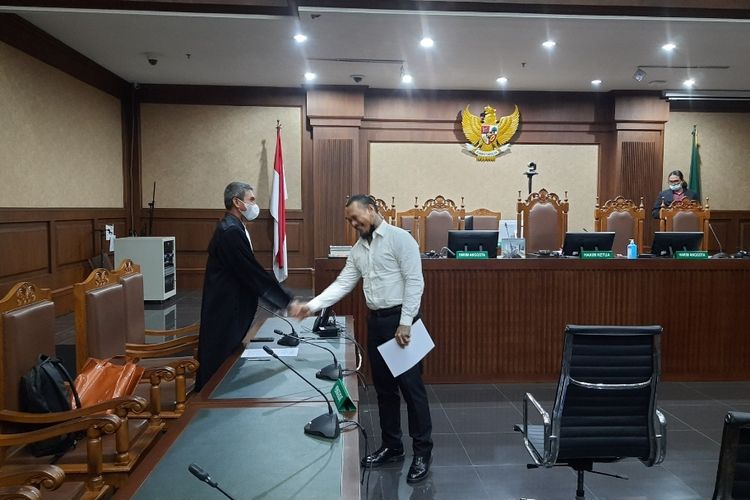 Jerinx SID tersenyum sambil menjabat tangan Jaksa I Gede Eka Hariana saat menghadiri sidang lanjutan perkara pengancaman terhadap Adam Deni di Pengadilan Negeri (PN) Jakarta Pusat, Rabu (2/2/2022). Jerinx dituntut 2 tahun penjara dipotong masa tahanan atas kasus tersebut. 