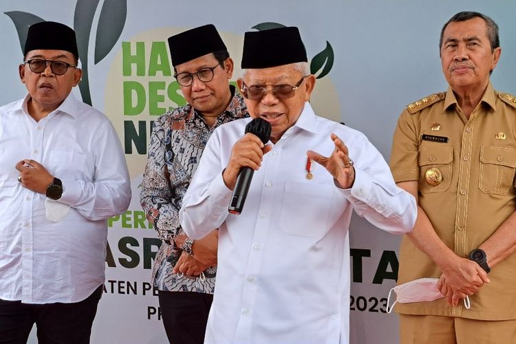 Wakil Presiden Ma'ruf Amin memberikan keterangan pers seusai acara Hari Desa Asri Nusantara di Pelalawan,, Riau, Senin (20/3/2023).