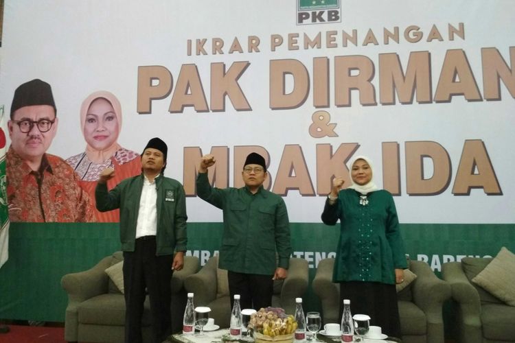 Ketua Umum DPP PKB Muhaimin Iskandar (tengah) didampingi Ketua DPW PKB Jateng KH Yusuf Chudlori dan Bakal Calon Wakil Gubernur Jateng Ida Fauziah saat ikrar pemenangan Sudirman-Ida pada Pilkada Jateng, di Hotel Atria Magelang, Jumat (19/1/2018) sore.